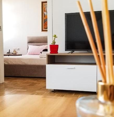 City Center Cute And Comfy Apartment - Ajia Apartments Тирана Экстерьер фото